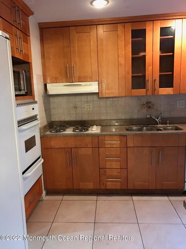 Building Photo - 634 Westwood Ave