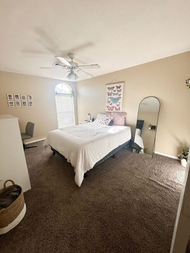 Building Photo - Beautiful 4 Bed, 3 Bath Minutes from Campus!