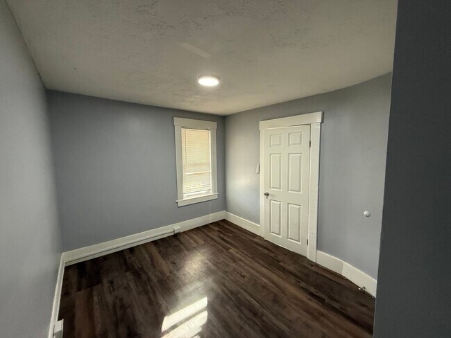 Building Photo - Third floor, 2 bed/1 bath, West Manchester $1700