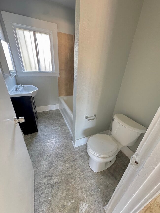 Building Photo - 1002 W 4th St