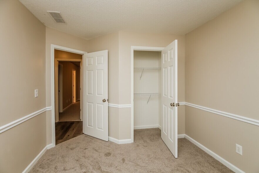 Building Photo - 3010 Brookfield Dr SW