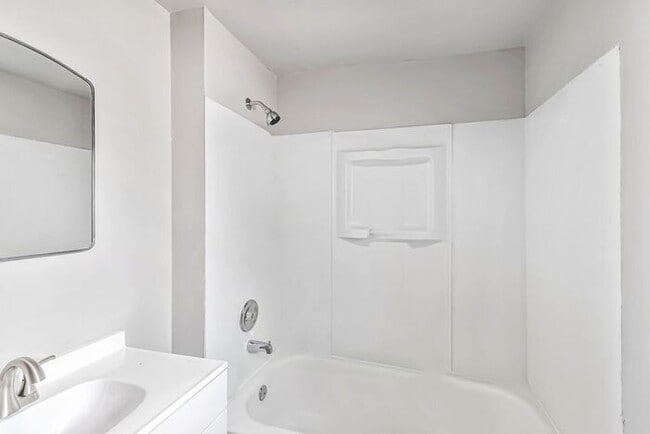 Building Photo - Newly Remodeled Downtown Studio!