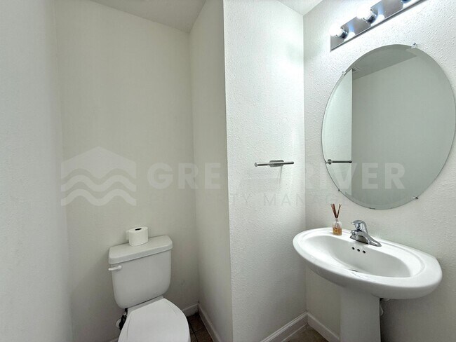 Building Photo - Room to Live, Space to Thrive! Stunning 6BR Home with Solar, Upgrades & Screened Lanai in Macclen...