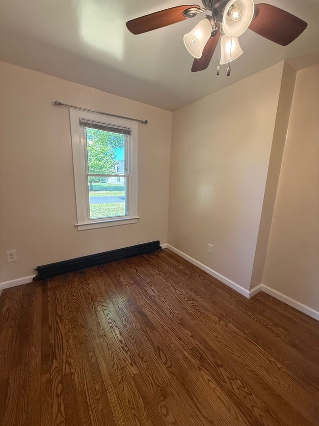 Building Photo - 3 Bedroom House With Large Yard and 2 Bath...