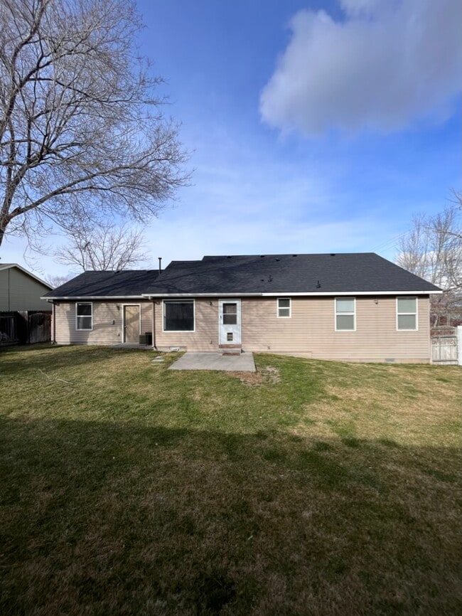 Building Photo - 515 Sawtooth St