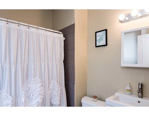 Building Photo - 69 Phillips St