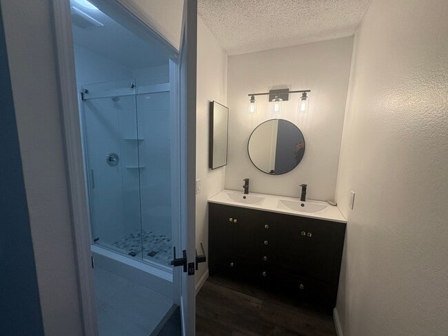 Building Photo - Remodeled 3bed/2bathroom home in West Sac