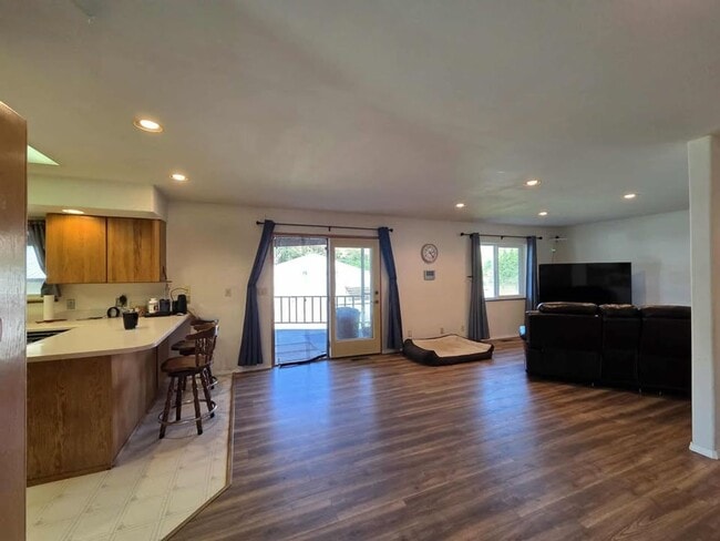Building Photo - Large 3 Bedroom, 2.5 Bath on Beautiful, HU...