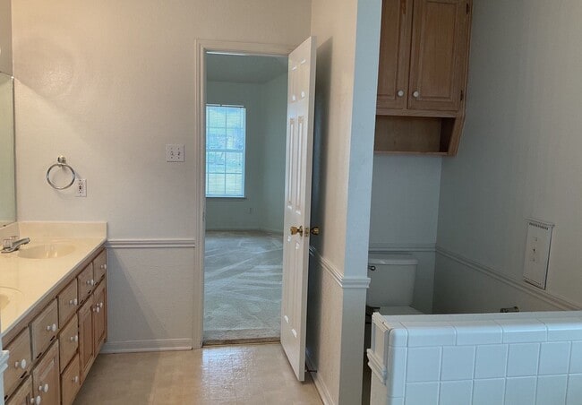 Building Photo - 1701 Tanglewood Dr