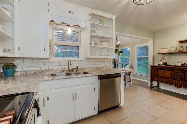 Building Photo - COMING SOON - Adorable Home in Lenexa