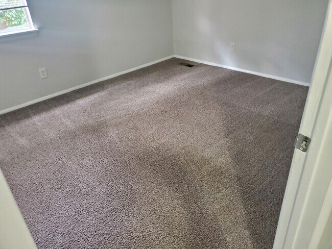 Building Photo - COMING SOON! Charming 2-Bed, 1.5-Bath Retr...
