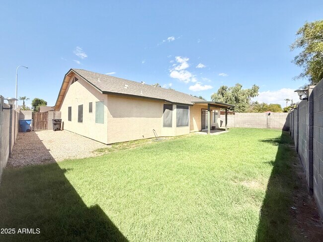 Building Photo - 2321 E Remington Pl