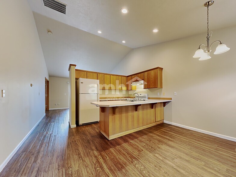 Building Photo - 641 NW Meadows Dr