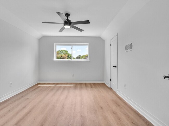 Building Photo - 16007 Diana Ln