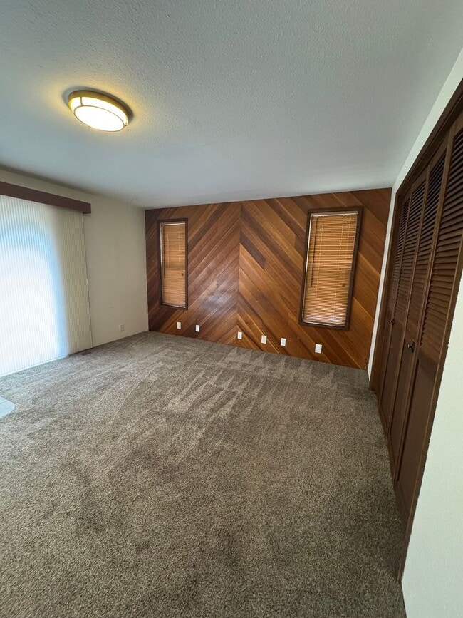 Building Photo - 3 Bdrm, 3 Bath home in Lynnewood with Gourmet Kitchen, 3 miles to Sky Lakes Medical Ctr and OIT