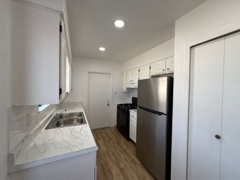 Building Photo - 5419 Lk Grv Dr