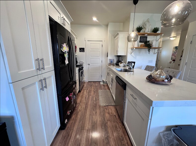 Building Photo - 7571 N Cottage Ln