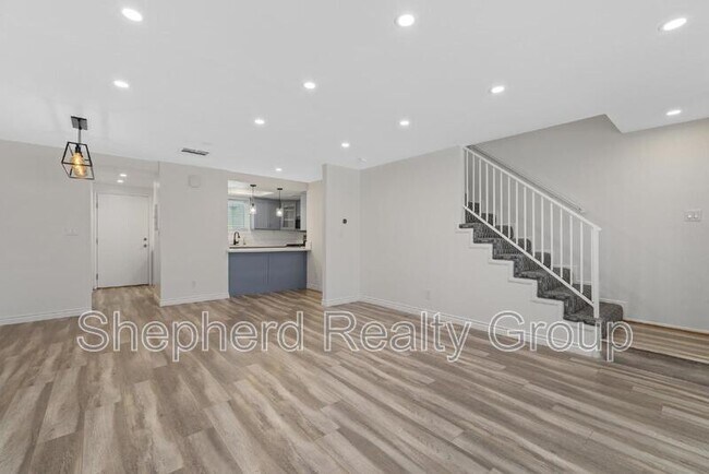 Building Photo - 405 Pioneer Dr