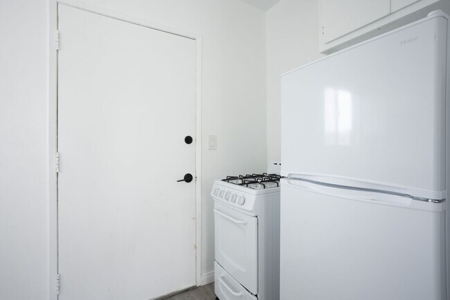 Building Photo - Studio on the Venice Beach Boardwalk - MOV...