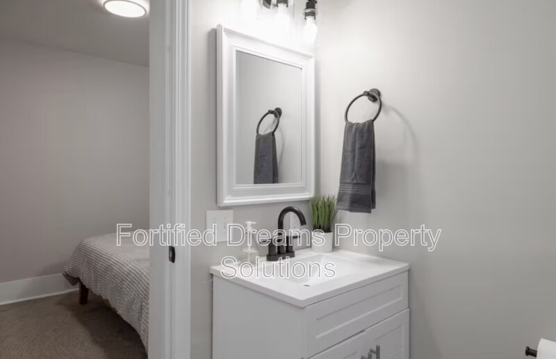 Building Photo - 913 Hutton St