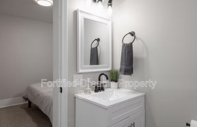 Building Photo - 913 Hutton St