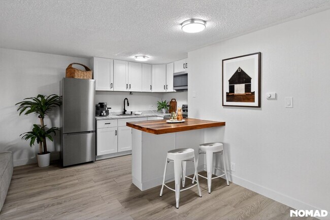 Building Photo - Charming Studio Condo in Denver