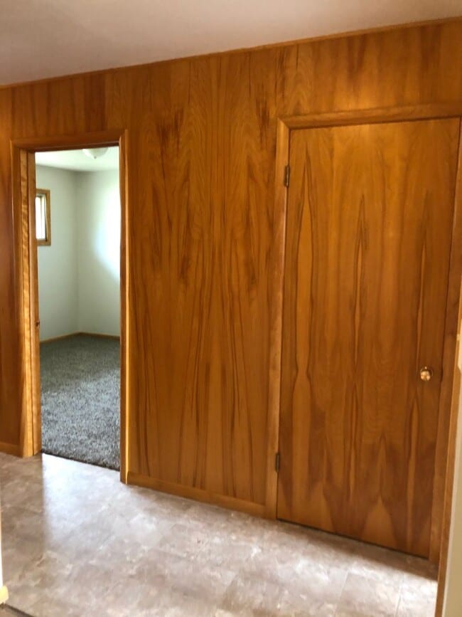 Building Photo - 3 Bed 2 Bath