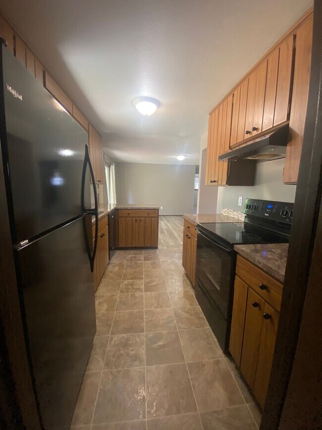 Building Photo - 3 Bed Room 1.75 Bath , New Floor Covering , New Interior Paint
