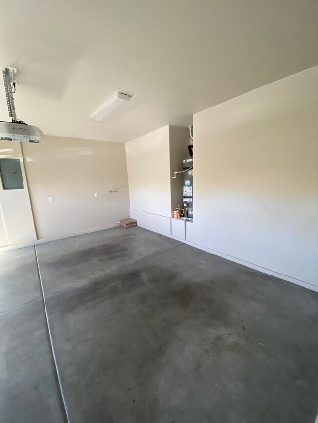 Building Photo - Spacious 4-Bed, 3-Bath Home in Southwest Las Vegas!
