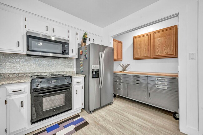 Building Photo - 405 Gregory Way