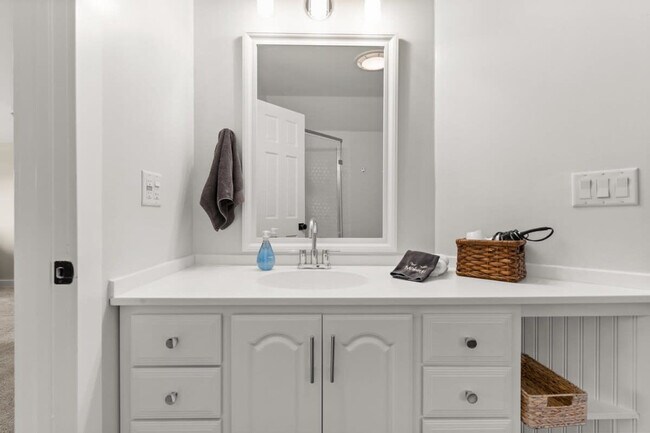 Building Photo - 29 Versailles Ave