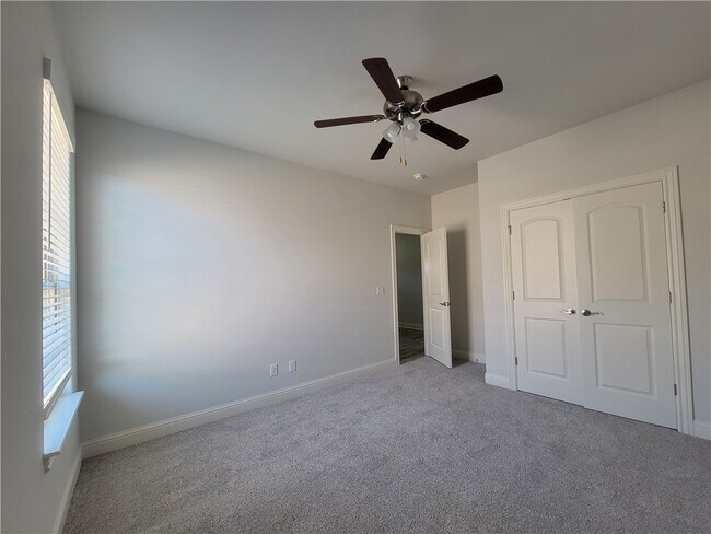 Building Photo - 1041 E Skyline Lp