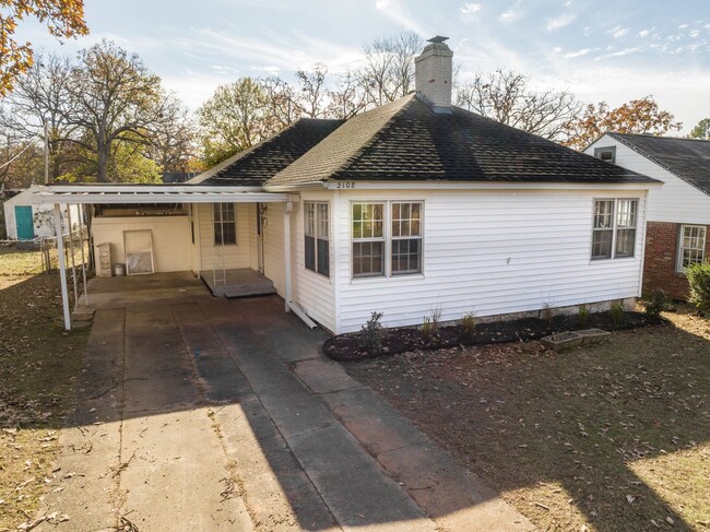 Building Photo - Freshly Updated 3 Bedroom House