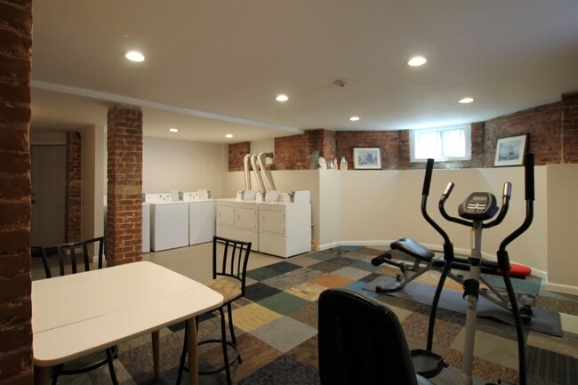 Building Photo - 208 Waterman St
