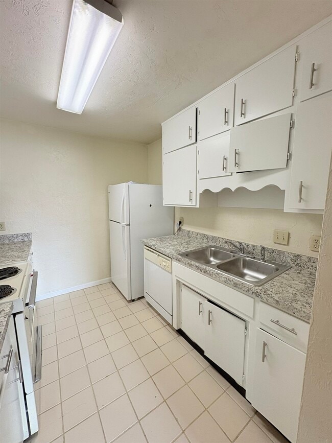 Building Photo - 3687 Donovan Dr