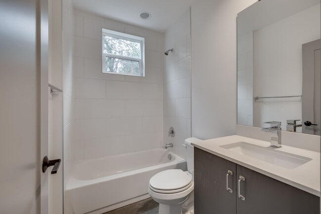 Building Photo - 2 bedroom open lay out townhome in Georget...