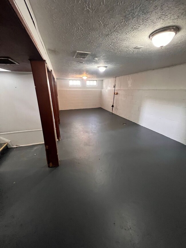 Building Photo - Section 8 Accepted: Affordable 4 Bed, 1 Ba...