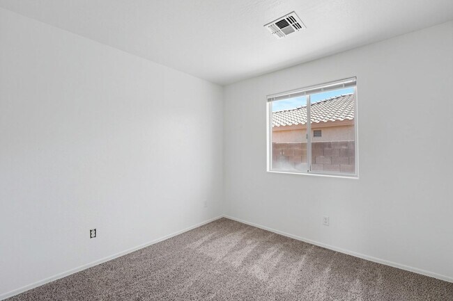 Building Photo - Freshly Updated 4 Bed | New Carpet, New Appliances & Open Layout