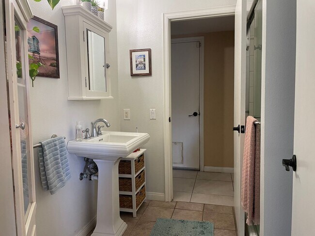 Building Photo - Spacious East Ventura 4 Bedroom 2 Bath Pool Home