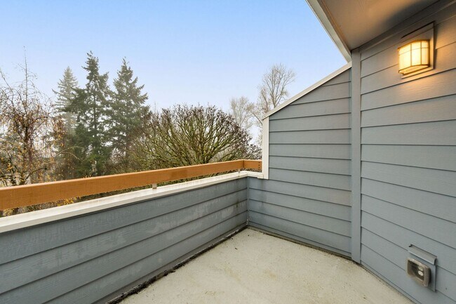 Building Photo - Charming 2 Bed/1 Bath Lake Oswego Condo in Eagle Crest Community