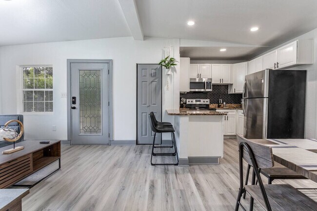 Building Photo - 5343 Hermosa St