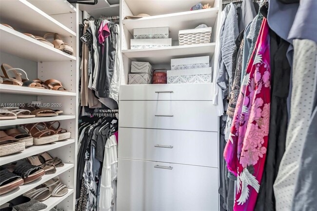 Building Photo - 120 Royal Pk Dr