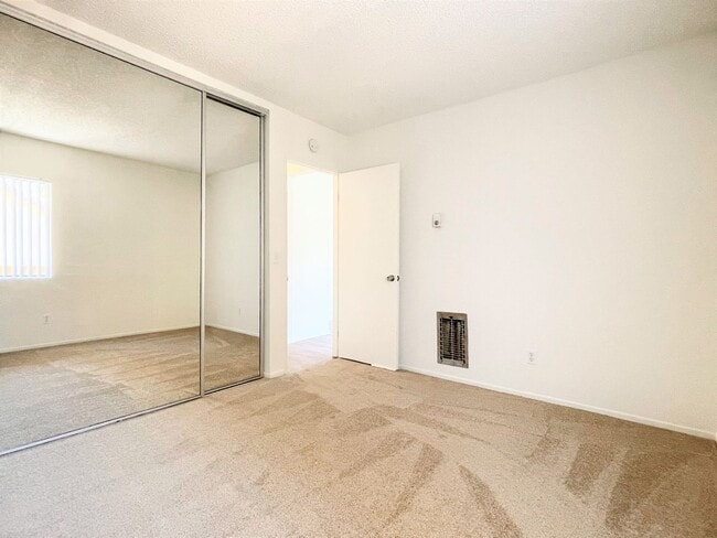 Building Photo - Updated Second Floor Single Level Unit!