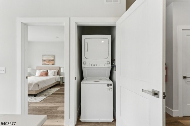 Building Photo - 140 W Webster Ave