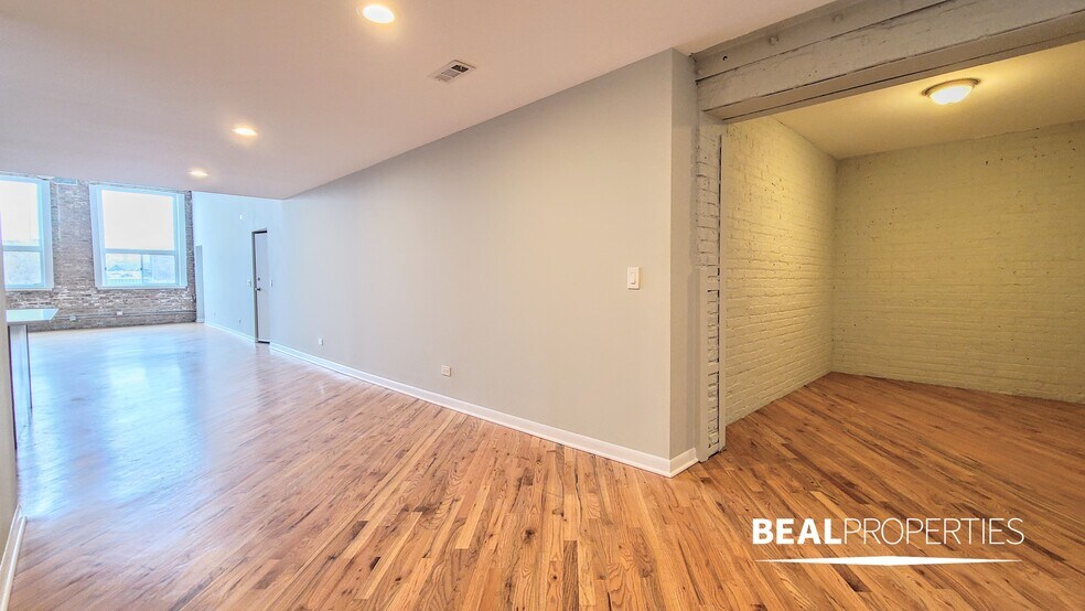 Building Photo - 2320 N Damen Ave