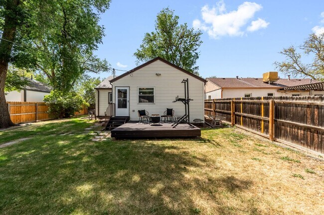 Building Photo - 3BD, 1BA Edgewater Home with Lard Back Yard and 2-Car Garage