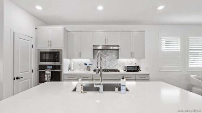 Building Photo - 15681 Rennyson Way