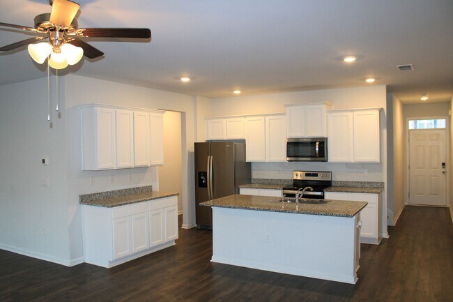 Building Photo - 3 Bedroom 2 .5 Bath Townhome Hephzibah!