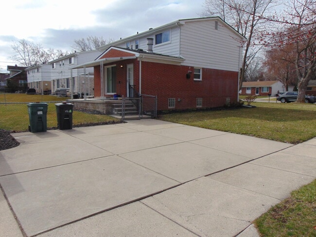 Building Photo - 11730 Riverside Dr