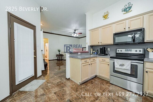 Building Photo - 2825 Beverly Dr